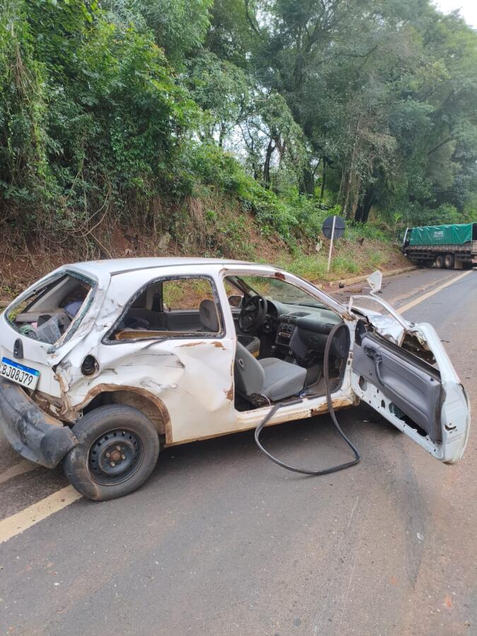 Colisão entre carro e caminhão deixa um ferido na BR-158 em Cunha Porã
