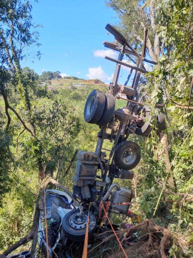 Motorista fica preso às ferragens após caminhão sair da pista e atingir árvores na BR-282
