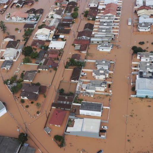 SC chega a 3 mortos, 1 mil pessoas fora de casa e 30 cidades em emergência após fortes chuvas