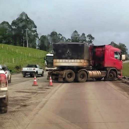 Caminhão fica atravessado e provoca lentidão no trânsito na BR-163, em São José do Cedro