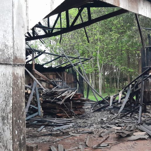 Bombeiros combatem incêndio em galpão no interior de Tunápolis