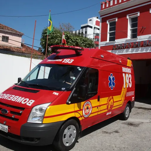 Adolescente sofre queimaduras de 2° e 3° graus ao levar choque elétrico