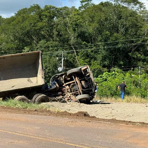 Tombamento de caminhão carregado com brita deixa homem ferido na BR 163