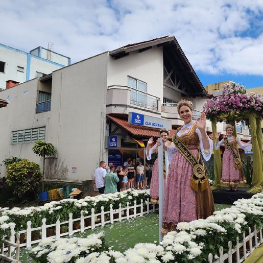 Desfile Típico da 45ª Oktoberfest proporciona espetáculo neste sábado