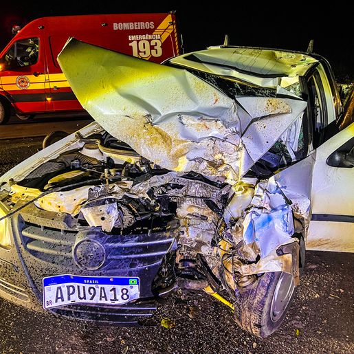 Colisão frontal deixa dois mortos e um ferido na BR-282; vídeo