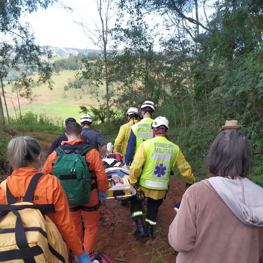 Acidente com máquina agrícola deixa trabalhador ferido no interior