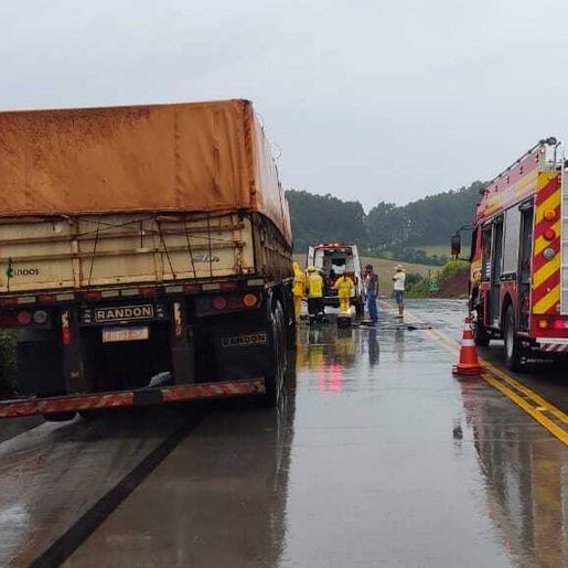 Colisão frontal entre carro e caminhão na BR-163 mobiliza bombeiros