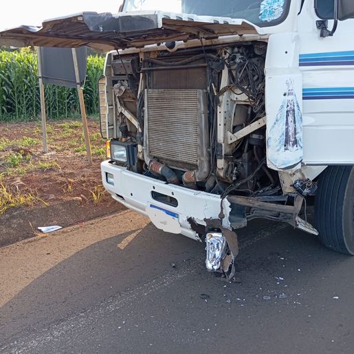 Acidente entre carreta e carro deixa feridos na SC-305