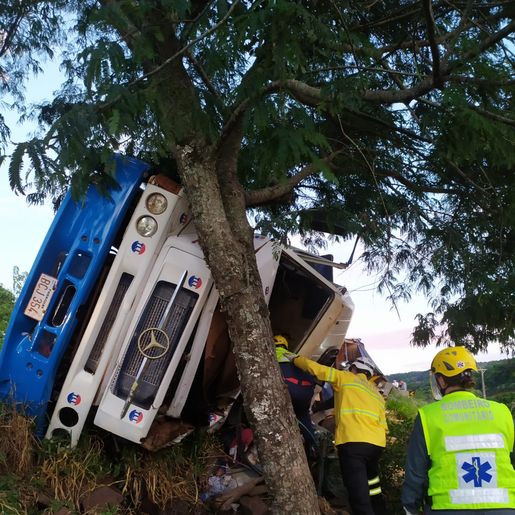 Caminhão capota e deixa motorista preso as ferragens na SC-160