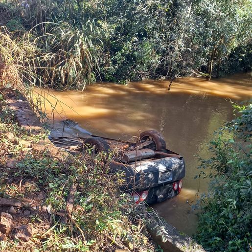 Motorista perde o controle da direção e carro cai dentro de riacho