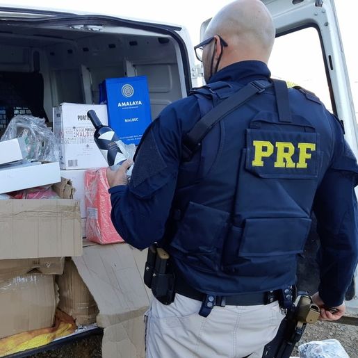 PRF flagra vinho importado irregularmente em carga de salgadinhos na BR 282