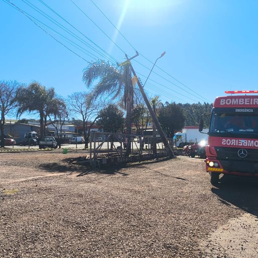 Colisão contra poste provoca incêndio em vegetação na SC-157 em São Lourenço do Oeste