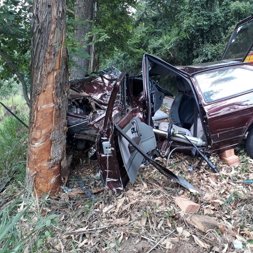 Carro fica destruído após colisão contra árvore na SC-305, em Guaraciaba