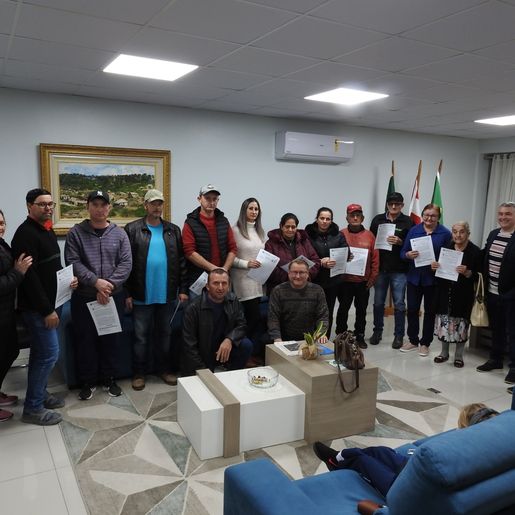 Moradores de SMOeste recebem escrituras aguardadas há mais de 25 anos