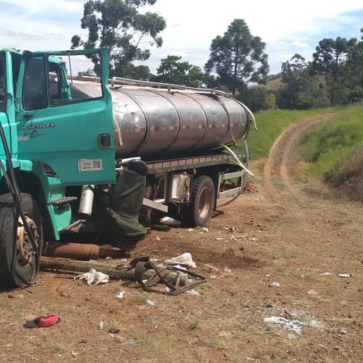Caminhão despenca de rodovia após saída de pista em Anchieta