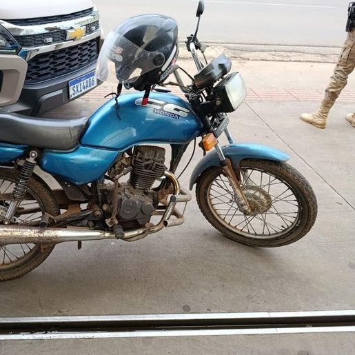 Adolescente é flagrado pilotando moto furtada no centro de SMO