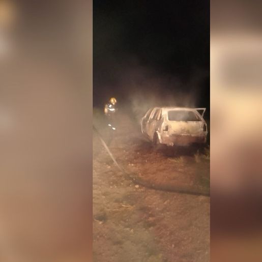 Incêndio destrói carro estacionado no centro de Bandeirante