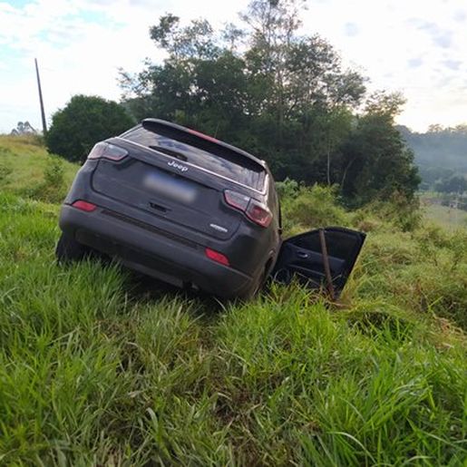 Veículo de Campo Erê se envolve em acidente com saída de pista na PR-180
