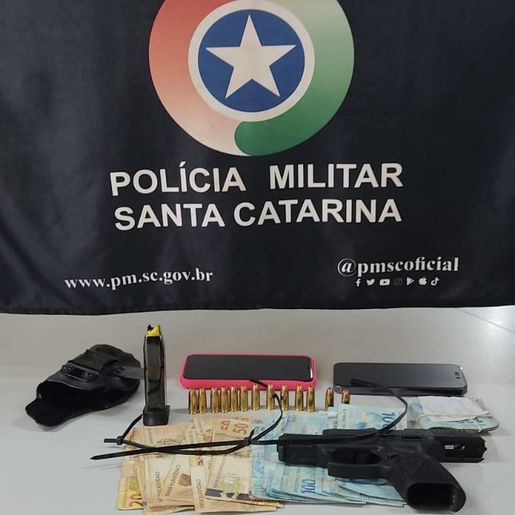 PM encontra arma em veículo de homem suspeito de violência doméstica