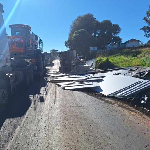 Carreta tomba após sair da pista na SC-161, em Anchieta