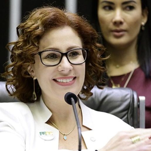 Moraes abre inquérito para apurar fuga de Zambelli do país e marca depoimento