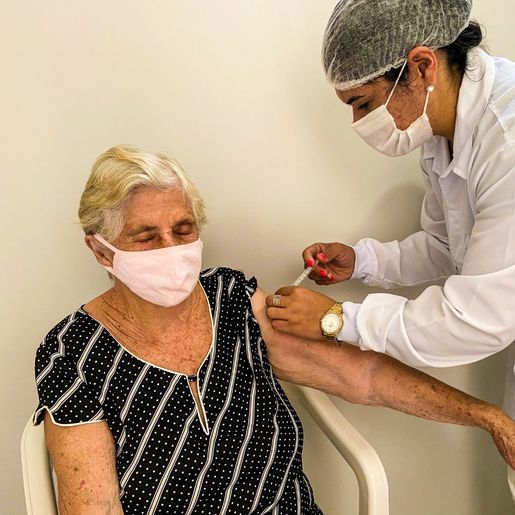 Brasil supera EUA na taxa de pessoas com vacinação completa