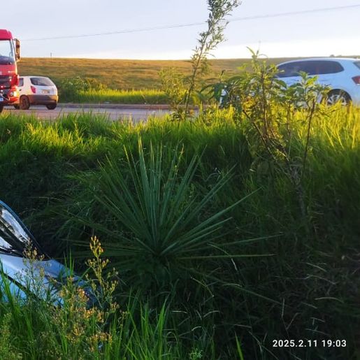Motorista fica ferido após capotamento na BR-163, em Dionísio Cerqueira