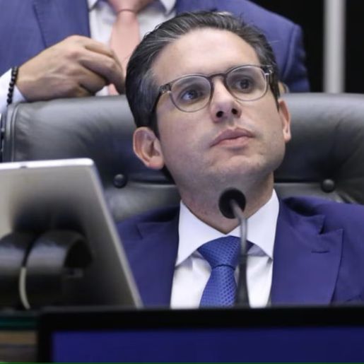 Motta encerra sessão e chama reunião de líderes após oposição ocupar plenário da Câmara