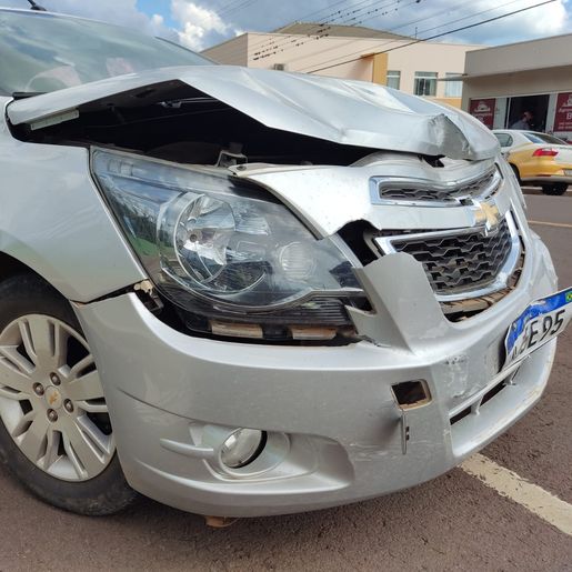Acidente envolve três veículos no centro de São José do Cedro