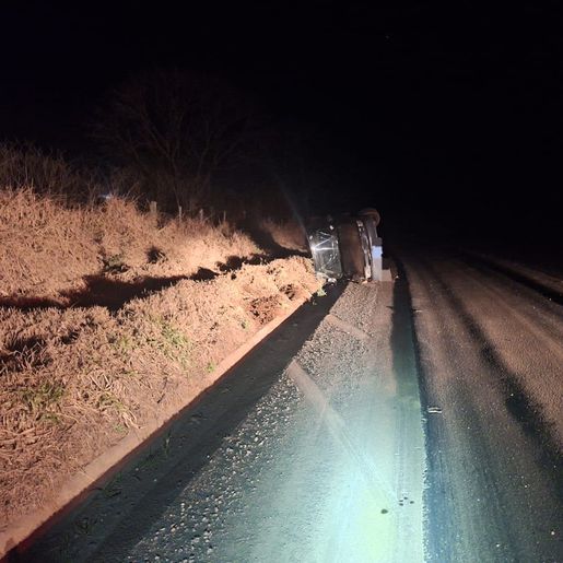 Condutor sai da pista e capota veículo na SC-160, em Campo Erê