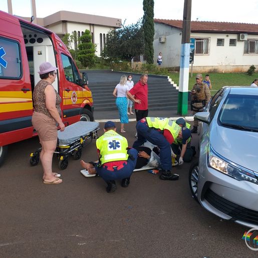 Colisão entre carro e moto deixa mulher ferida em frente à prefeitura