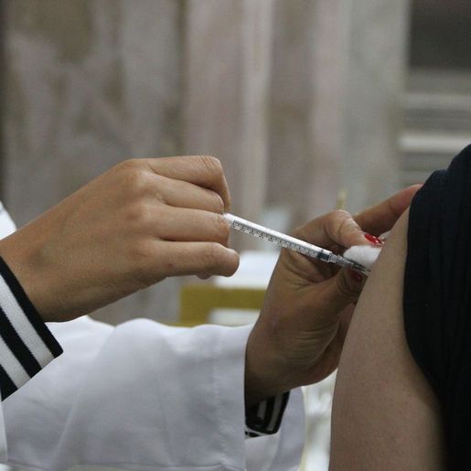 Casos de covid-19 aumentam 80% no mundo, mortes têm queda de 57%