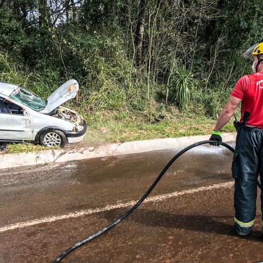 VÍDEO: Veículo pega fogo após acidente e policial civil combate incêndio