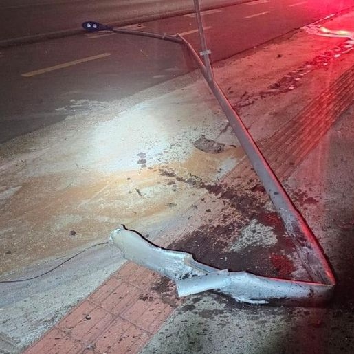 Motorista foge após bater carro em poste em São Miguel do Oeste