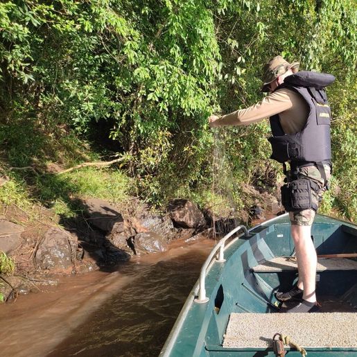 Polícia Ambiental apreende materiais de pesca e autua pescadores