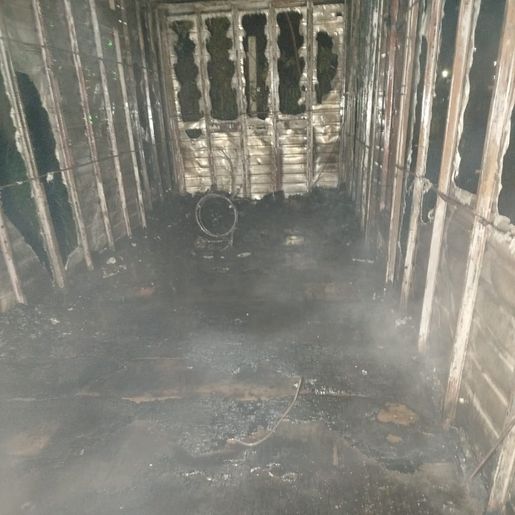 Baú de caminhão abandonado pega fogo em terreno baldio em São Lourenço do Oeste