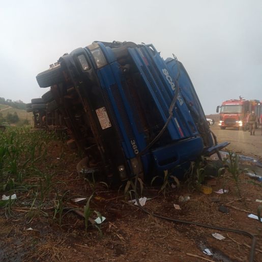 Homem sofre ferimentos graves em tombamento de carreta no interior