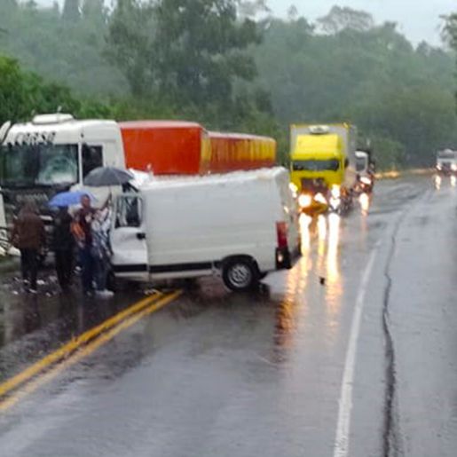 Rapaz de 23 anos fica gravemente ferido em colisão frontal na BR-282