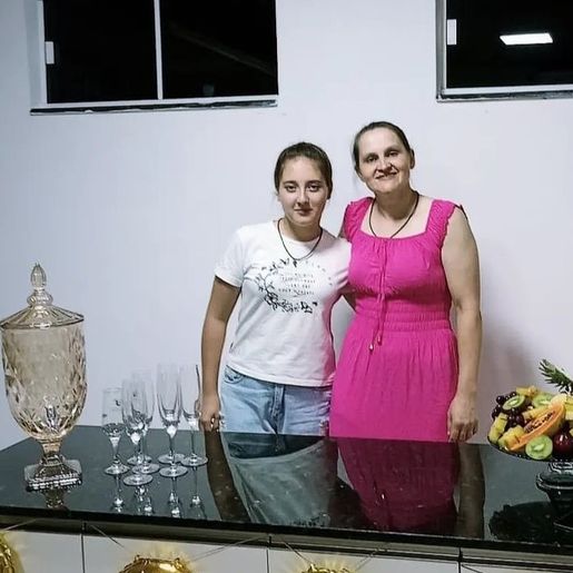 Homem mata esposa e filha adolescente a golpes de faca no Oeste