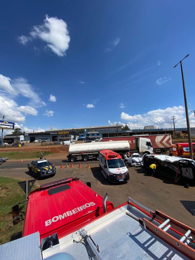 Carro capota na BR-282 e deixa dois feridos em Maravilha