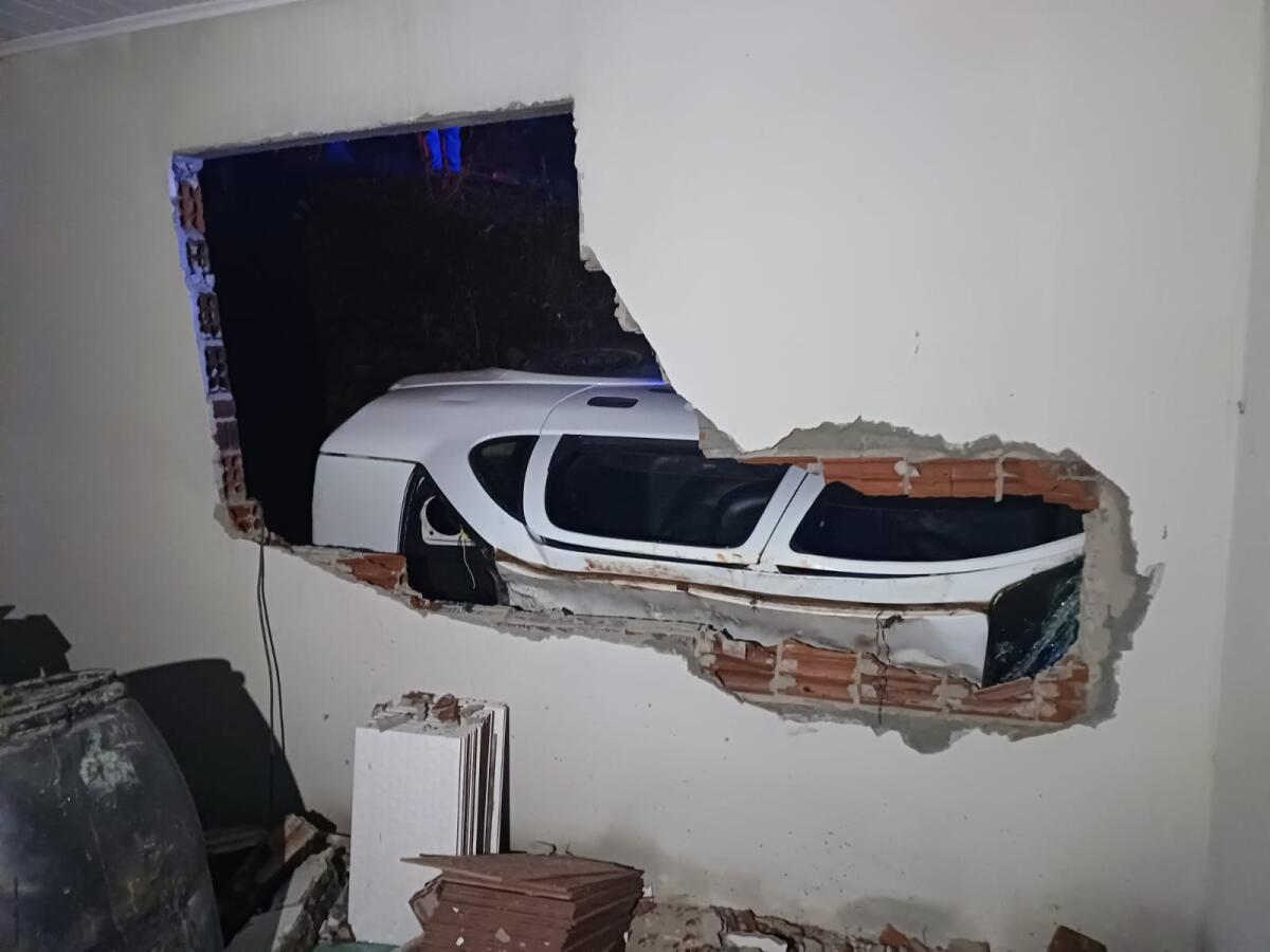 Carro tomba e atinge residência em Itapiranga