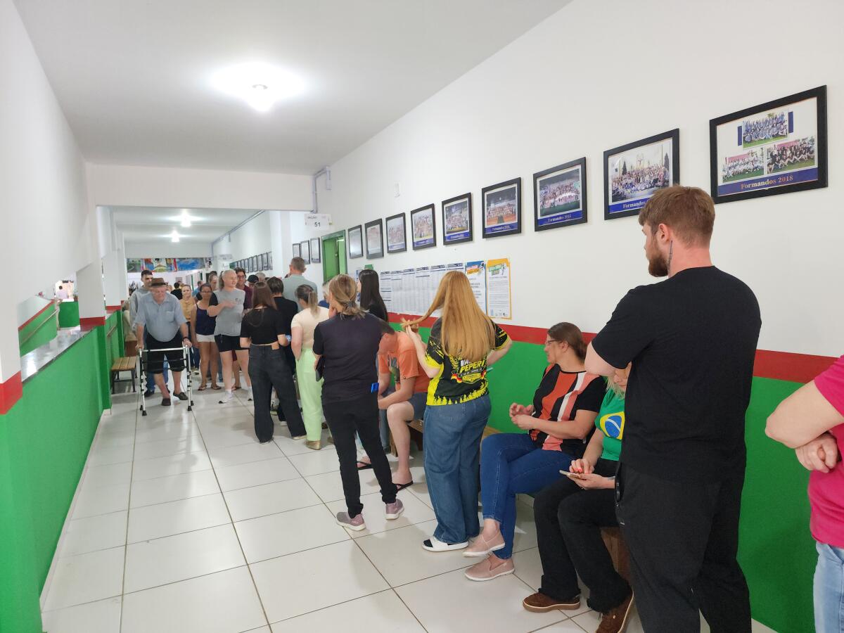Maior colégio eleitoral de Itapiranga registra filas no início da tarde