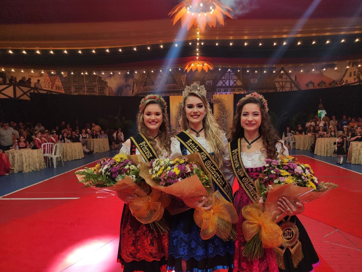 Sara, Kamile e Bruna são eleitas soberanas da 48ª Oktoberfest