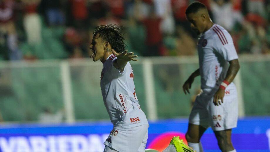 Internacional vence o Athletic-MG, ameniza pressão e fica a um empate da classificação na Copa do Brasil