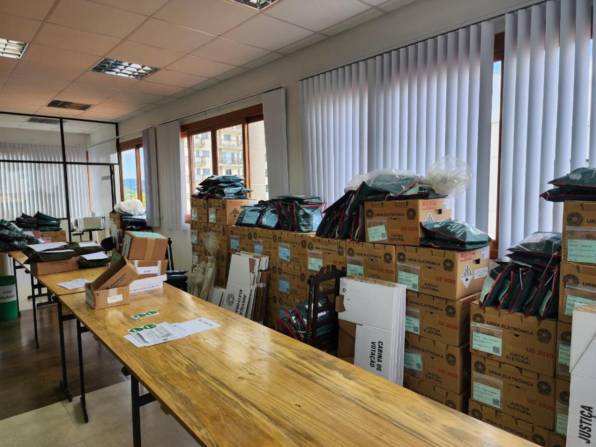 Justiça Eleitoral inicia distribuição de urnas aos locais de votação da Comarca de Itapiranga