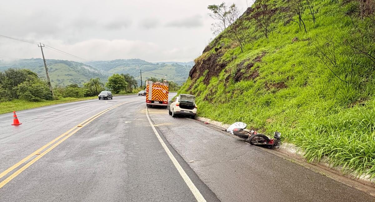 Colisão entre carro e moto deixa dois mortos na SC-480, em Chapecó