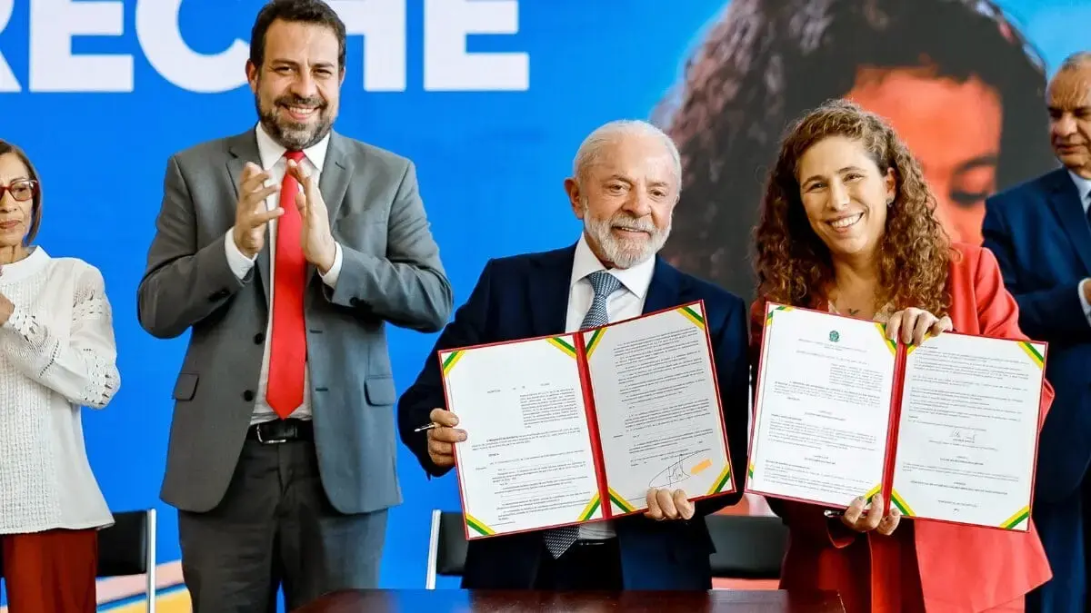 Lula assina redução da jornada a milhares de trabalhadores