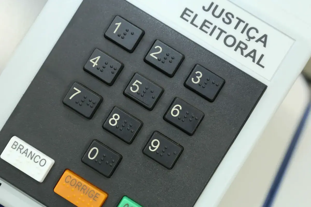 Urna eletrônica é substituída após teclas serem coladas no RS