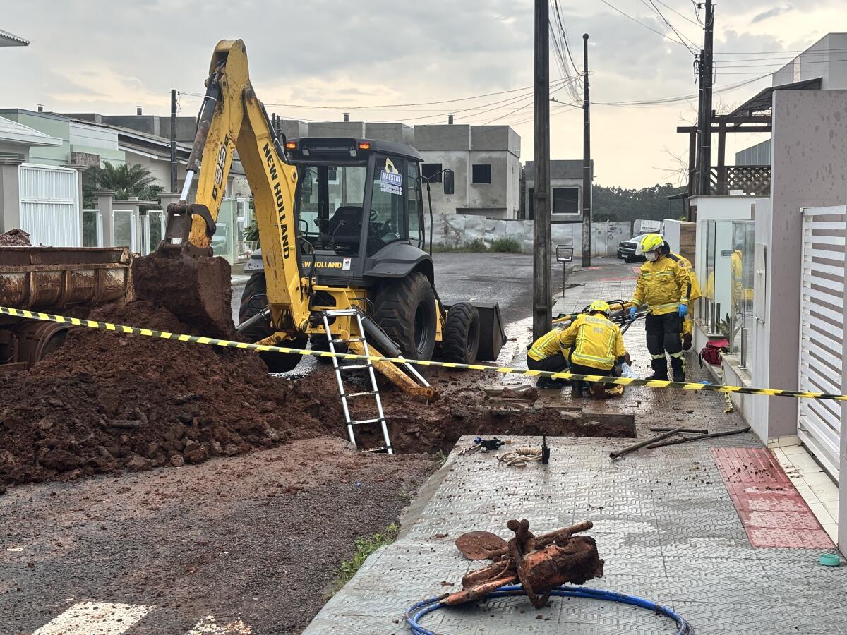 Trabalhador da Casan fica ferido após ser soterrado em vala em São Miguel do Oeste