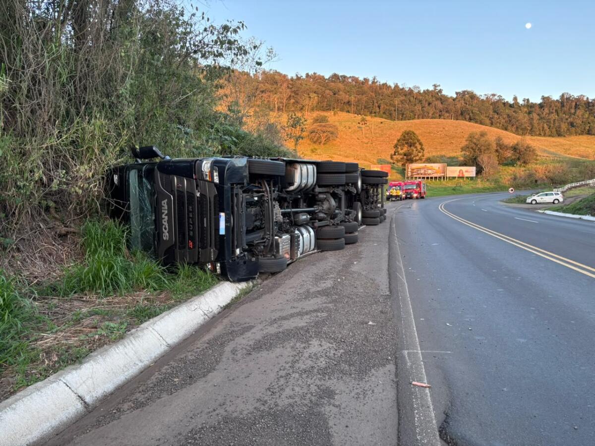 Carreta sai da pista e tomba na BR-282 entre São Miguel do Oeste e Maravilha